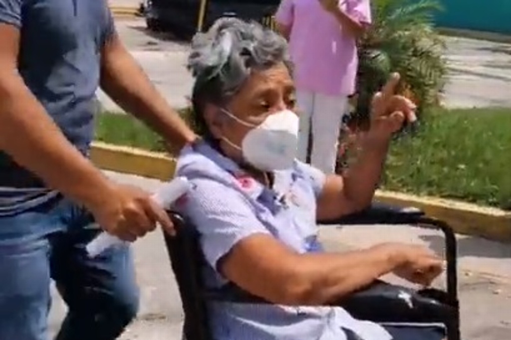 Imagen Entre aplausos dan de alta a paciente de Covid-19 en la clínica 71 del IMSS Veracruz (Video)