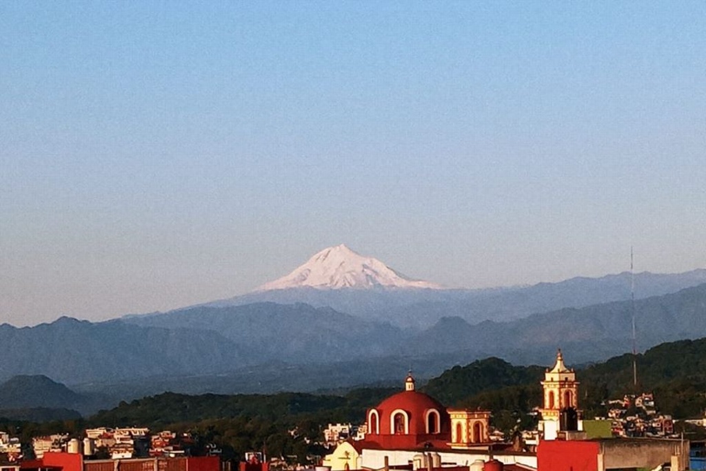 Imagen Amanece despejado en Xalapa y se logra ver Pico de Orizaba cubierto de nieve (+fotos)