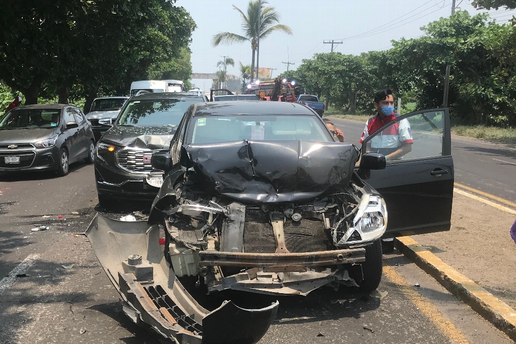 Fuerte choque de 3 vehículos en carretera Veracruz-Xalapa - xeu ...