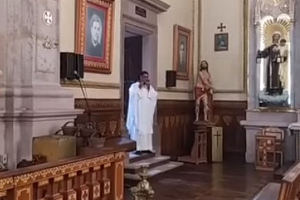 Imagen Sacerdote mexicano interrumpe misa para atender llamada del Papa (+Video)