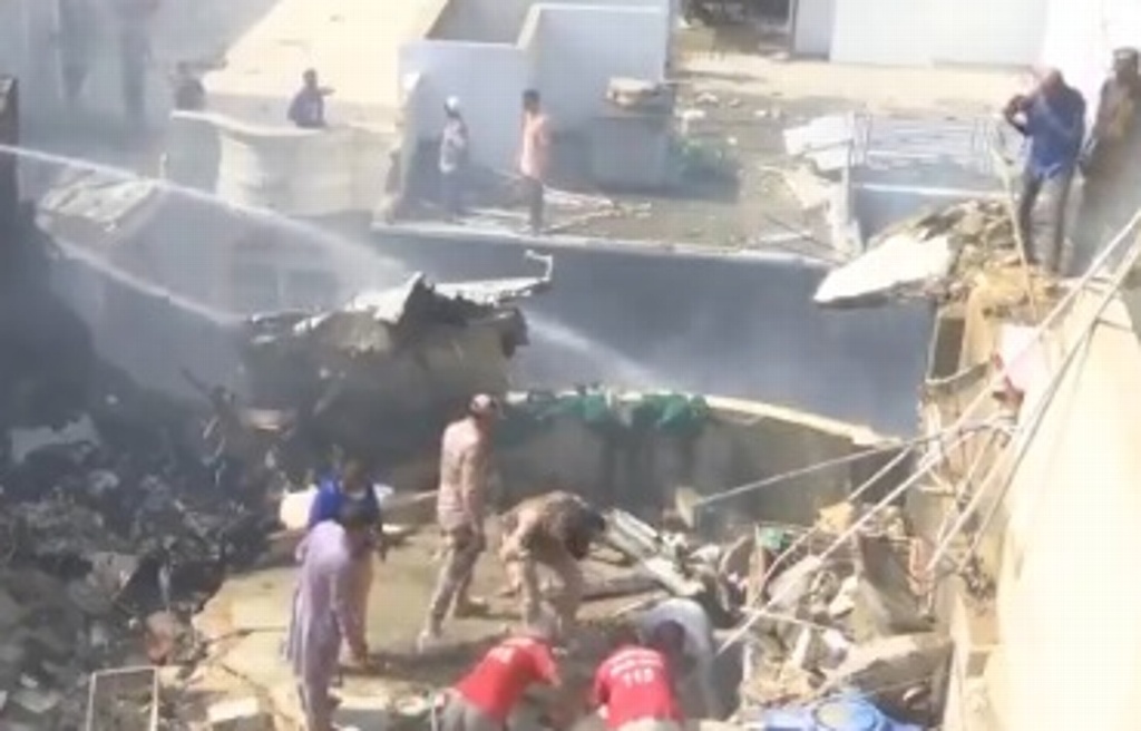 Imagen Falla técnica pudo causar caída de avión comercial en Pakistán (+Video)