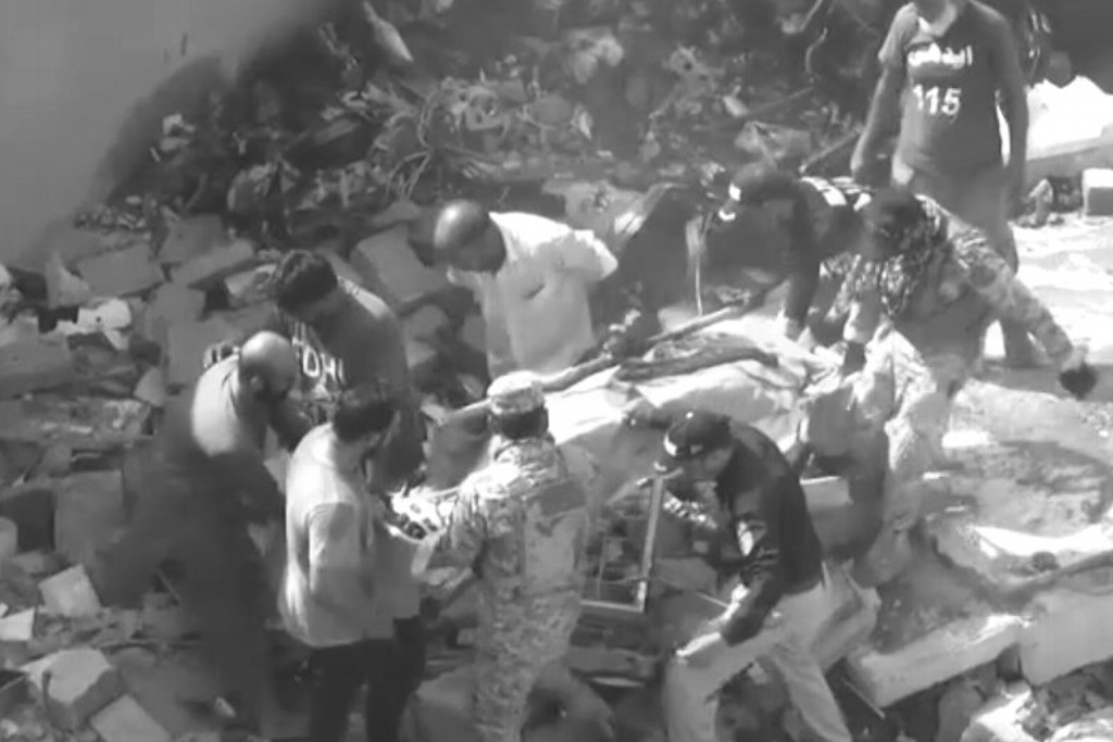Imagen Captan momento en que cayó avión en zona residencial de Pakistán (+Video)