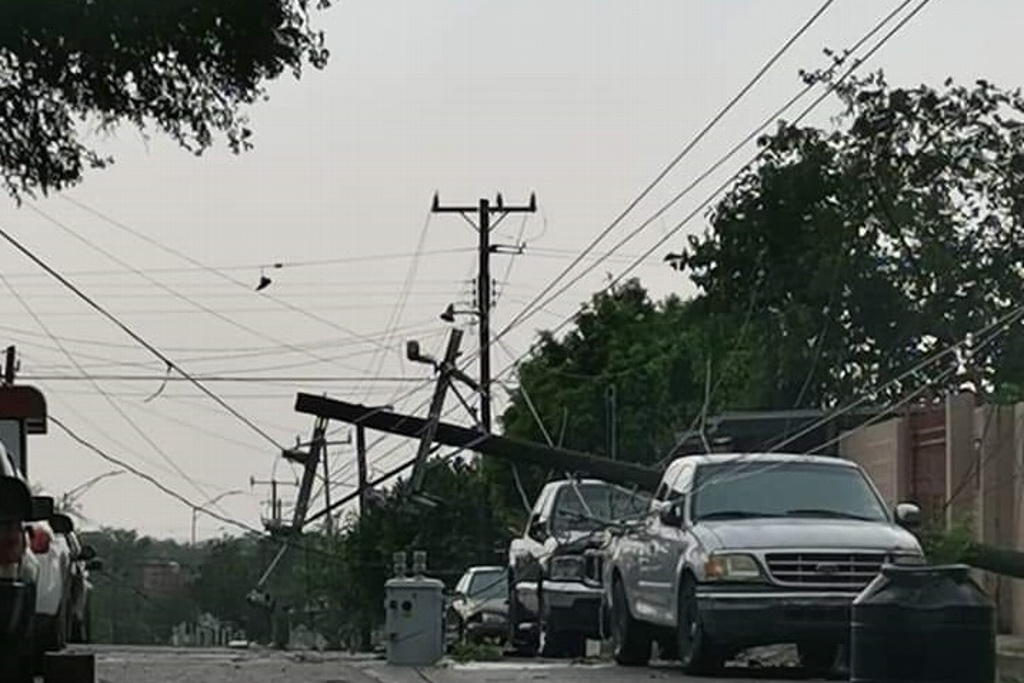 Imagen Tromba en Nuevo Laredo deja árboles, semáforos y torres de alta tensión derribados