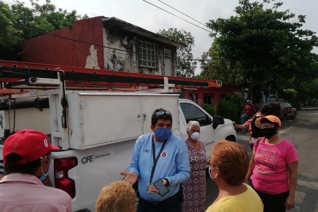 Imagen Vecinos de la colonia Playa Linda nuevamente están sin luz, piden a CFE solucionar problema