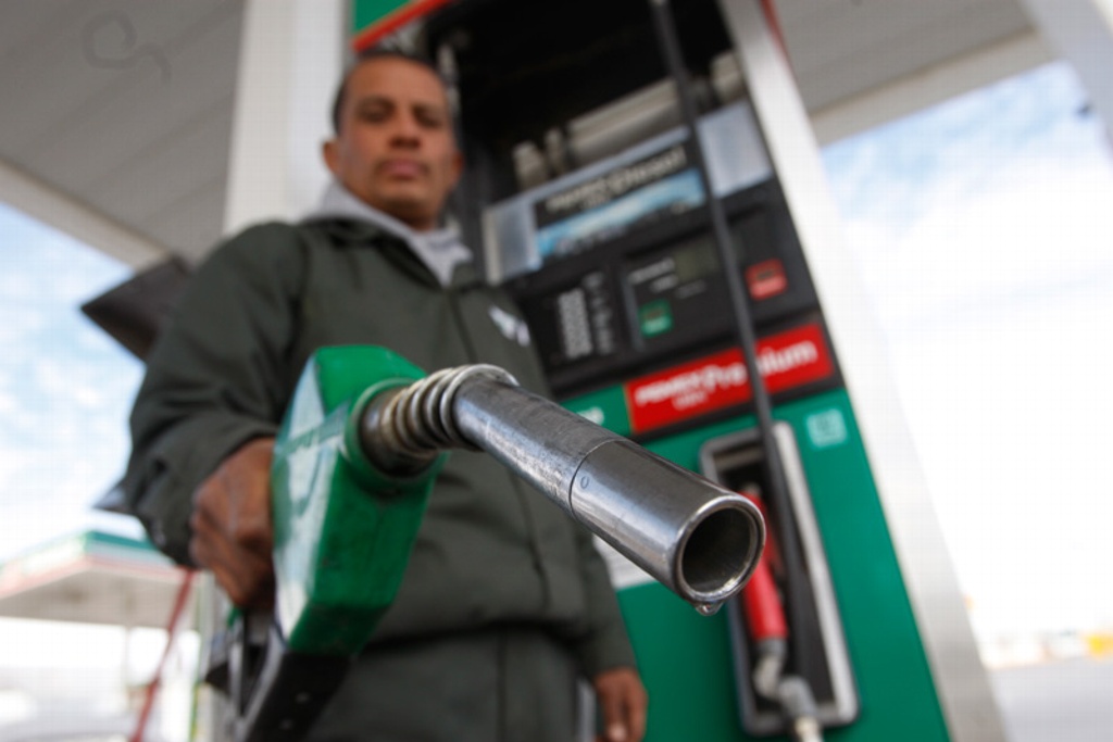 Imagen El alza en los costos de la gasolina será por recuperación del precio del petróleo, afirma experto