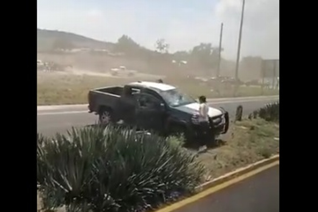 Imagen Sujetos agreden a policías y dañan patrullas por Hoy No Circula en Hidalgo (Video)