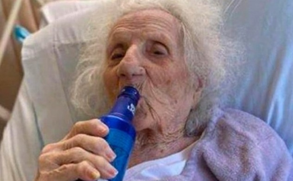 Imagen Mujer de 103 años vence al COVID-19 y celebra bebiendo cerveza