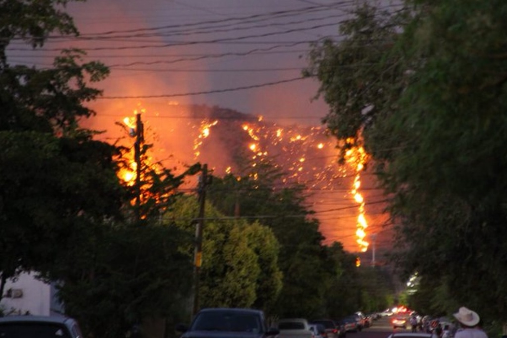 Imagen Se incendia cerro Bachoco en Hermosillo, Sonora