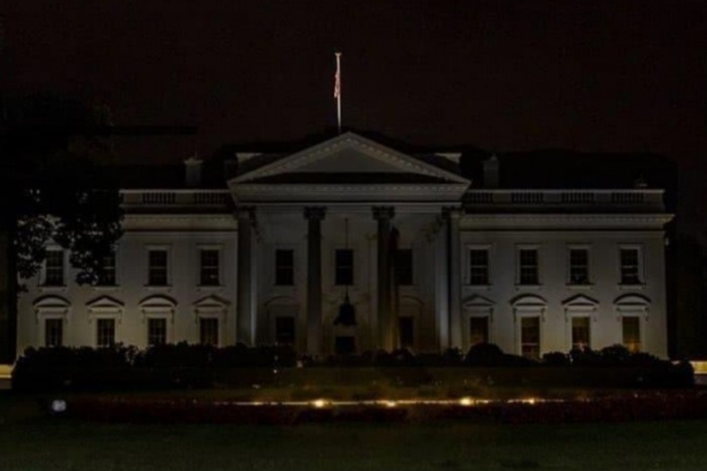 Imagen Se viraliza la Casa Blanca con luces apagadas en violentas protestas por asesinato de George Floyd (+Video)