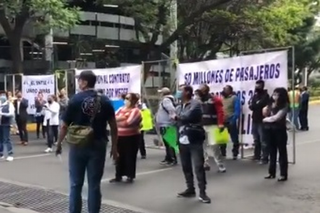 Imagen Empleados bloquean accesos a Terminal 1 del Aeropuerto Internacional de CDMX