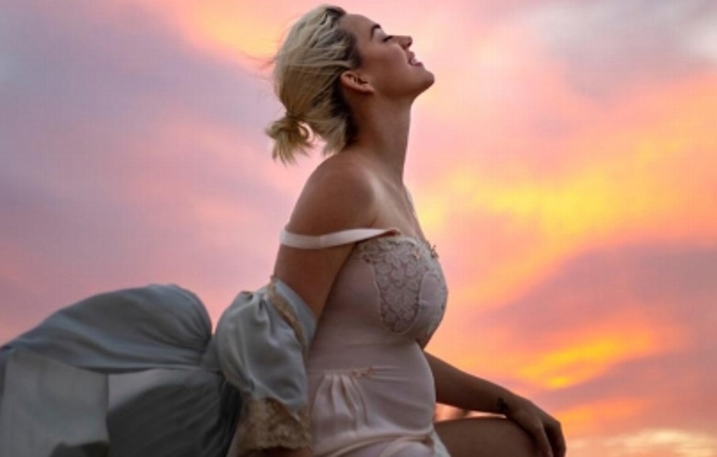 Imagen Katy Perry luce embarazo en traje de baño en playa de California