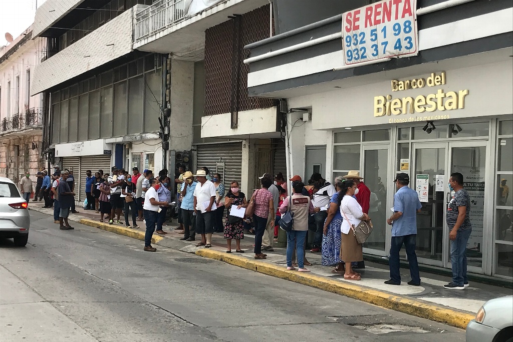 Imagen Siguen largas filas en bancos de Veracruz; pocos respetan la “sana distancia”
