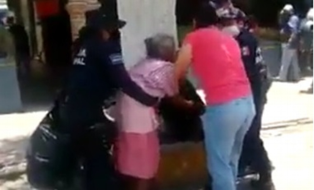 Imagen Policías detienen forcejeando a abuelita por no usar cubrebocas (+Video)