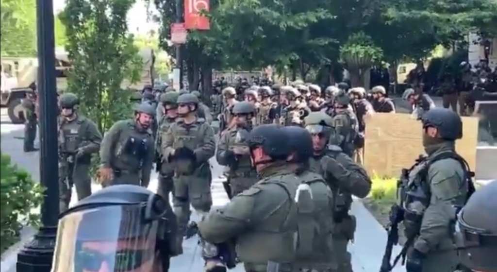 Imagen Llegan soldados a Washington mientras sigue manifestación pacífica
