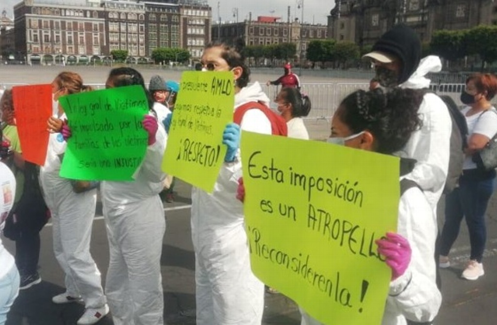 Imagen Protestan familiares de desaparecidos en Palacio Nacional; piden que no se quiten recursos a CEAV