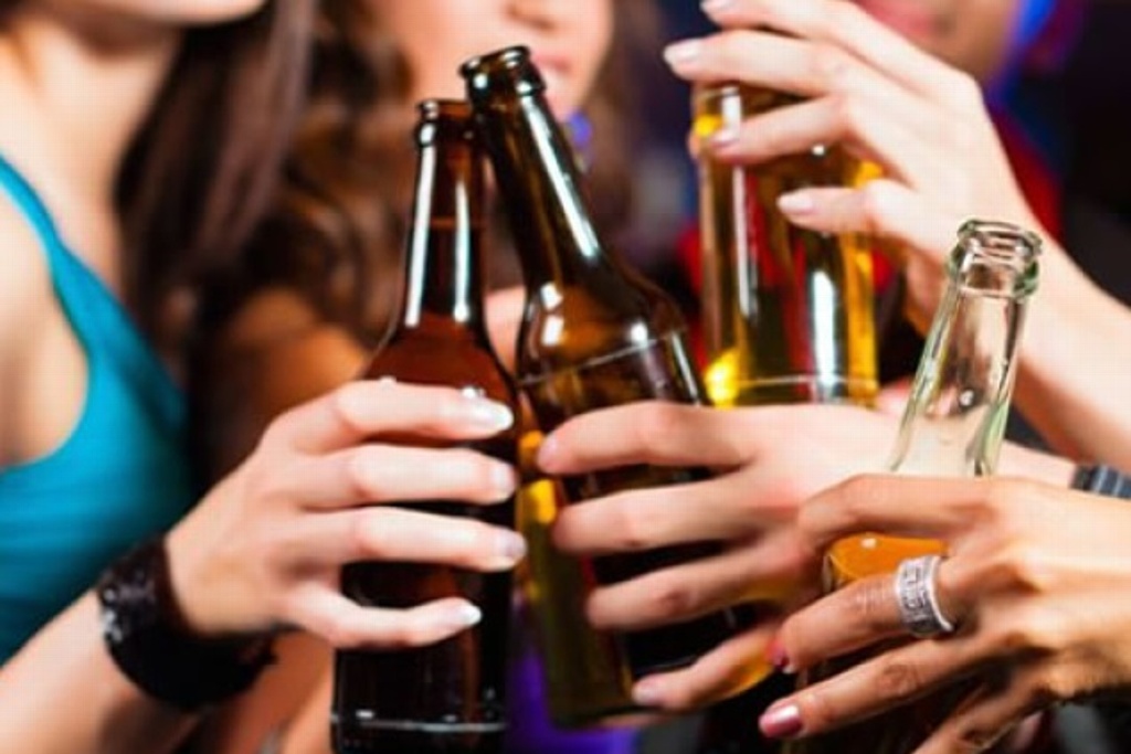 Imagen Estrógeno podría ser responsable de que el alcohol sea más gratificante en mujeres: Estudio