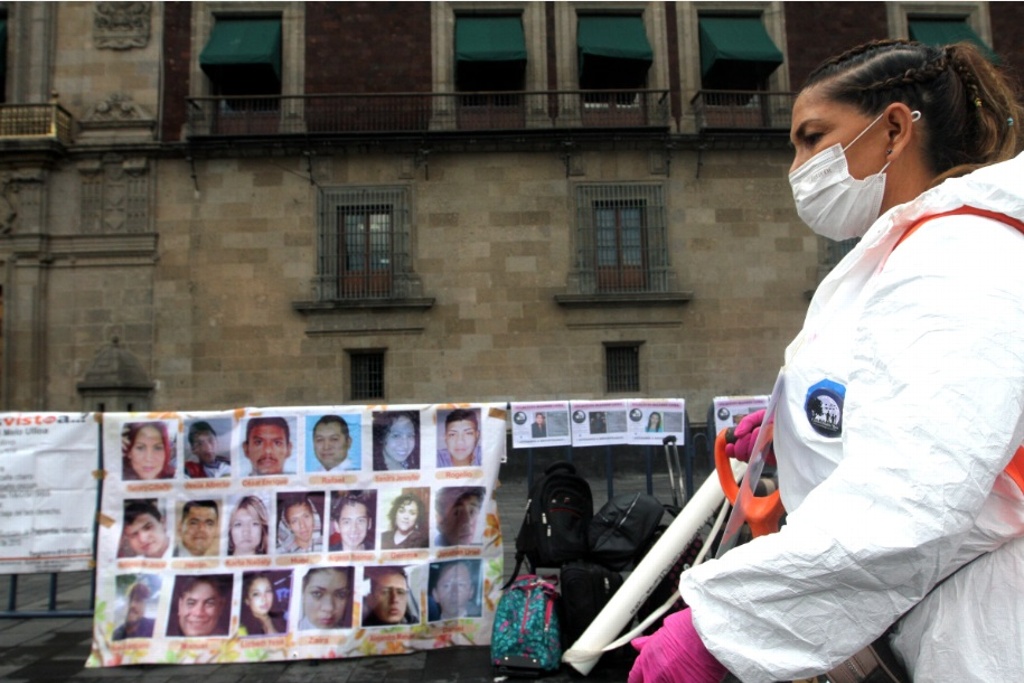 Imagen Familiares de personas desaparecidas protestan frente a Palacio Nacional