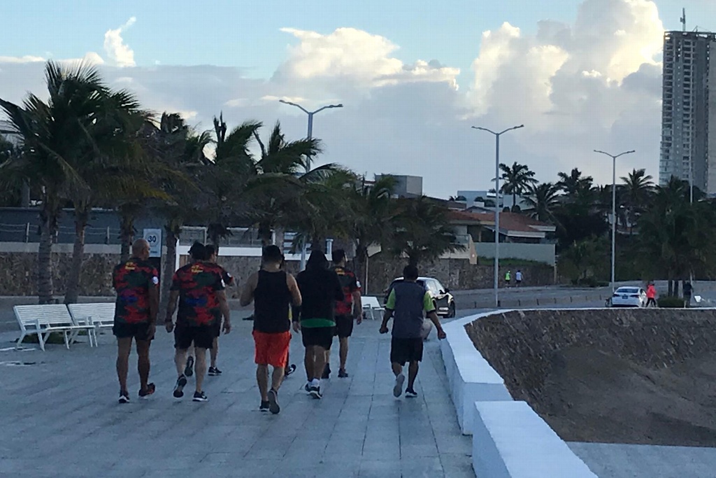 Imagen A pesar de restricciones en bulevar de Boca del Río, gente hace ejercicio hasta en grupos