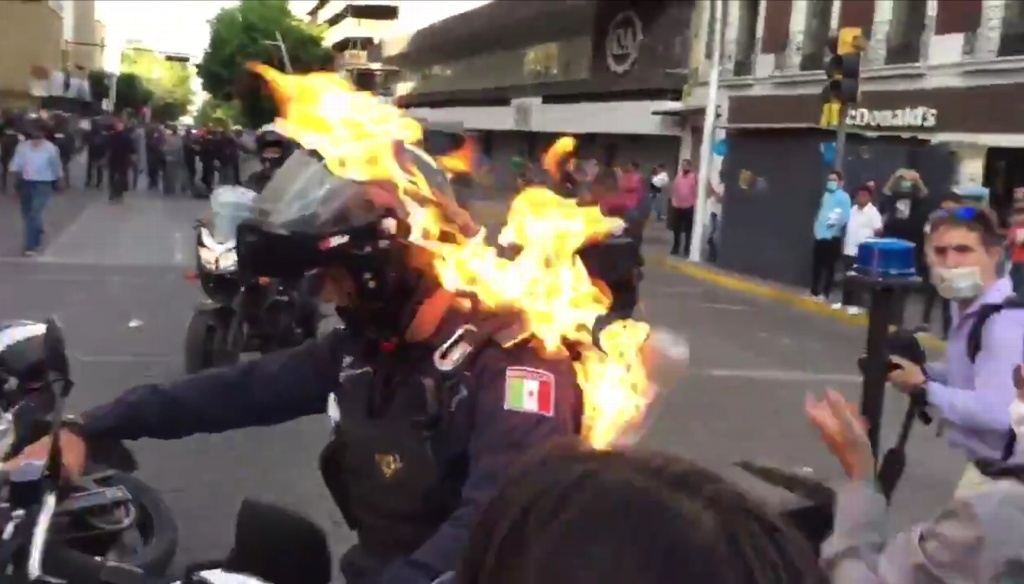 Imagen Buscan a persona que prendió fuego a policía en Jalisco durante protestas