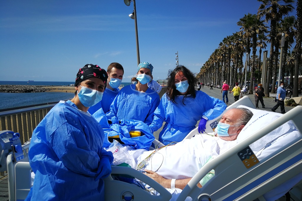 Imagen Abuelito enfermo de COVID-19 pide ver el mar y médicos lo llevan 