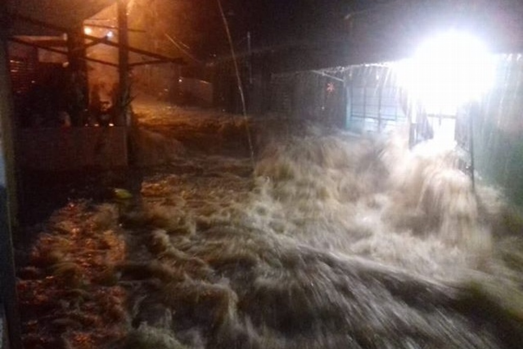 Imagen Hay 2 mil damnificados por desbordamiento del río en Atoyac, Veracruz