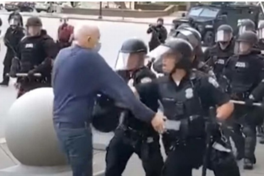 Imagen Renuncian 57 policías tras suspender a agentes que empujaron a abuelito 