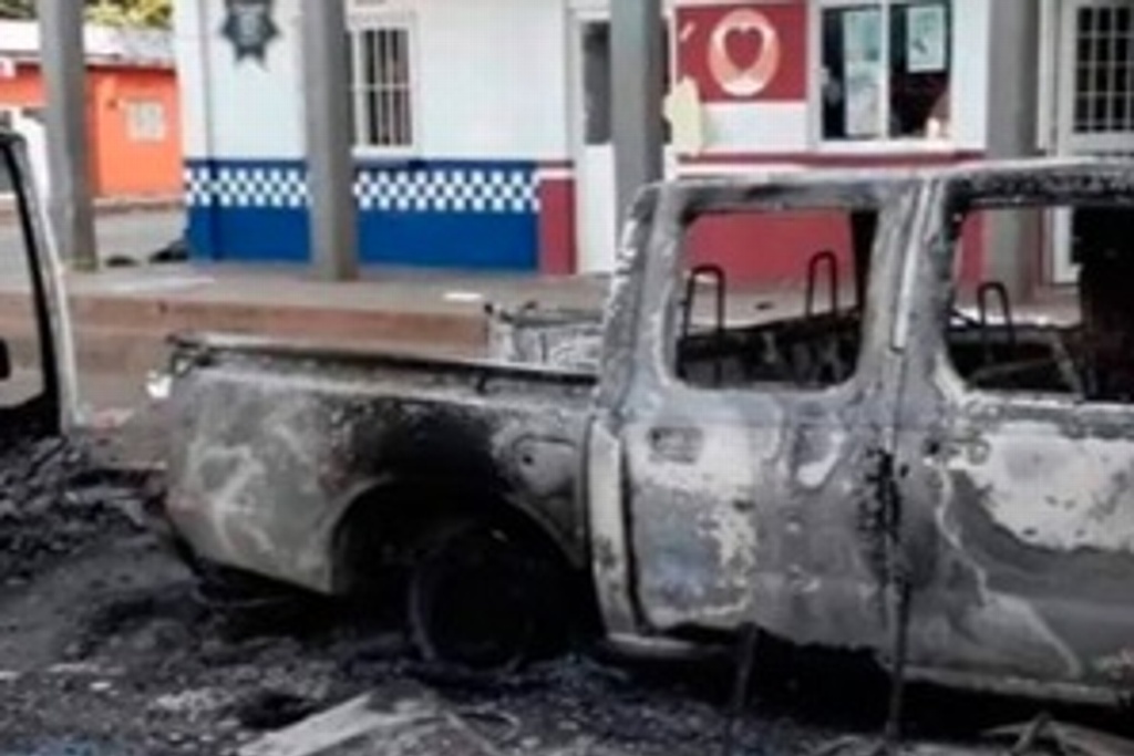 Imagen Destrozan palacio municipal e incendian vehículos en Tatahuicapan para exigir justicia por muerte de joven 