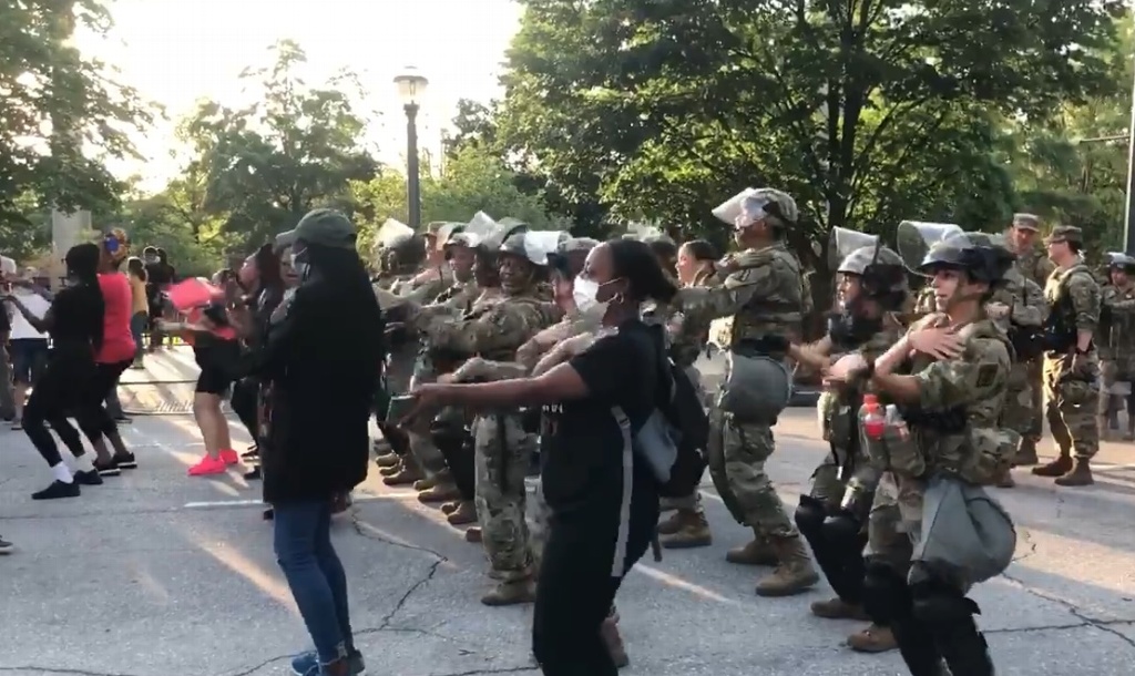 Imagen Se viraliza video de Guardia Nacional y manifestantes bailando 