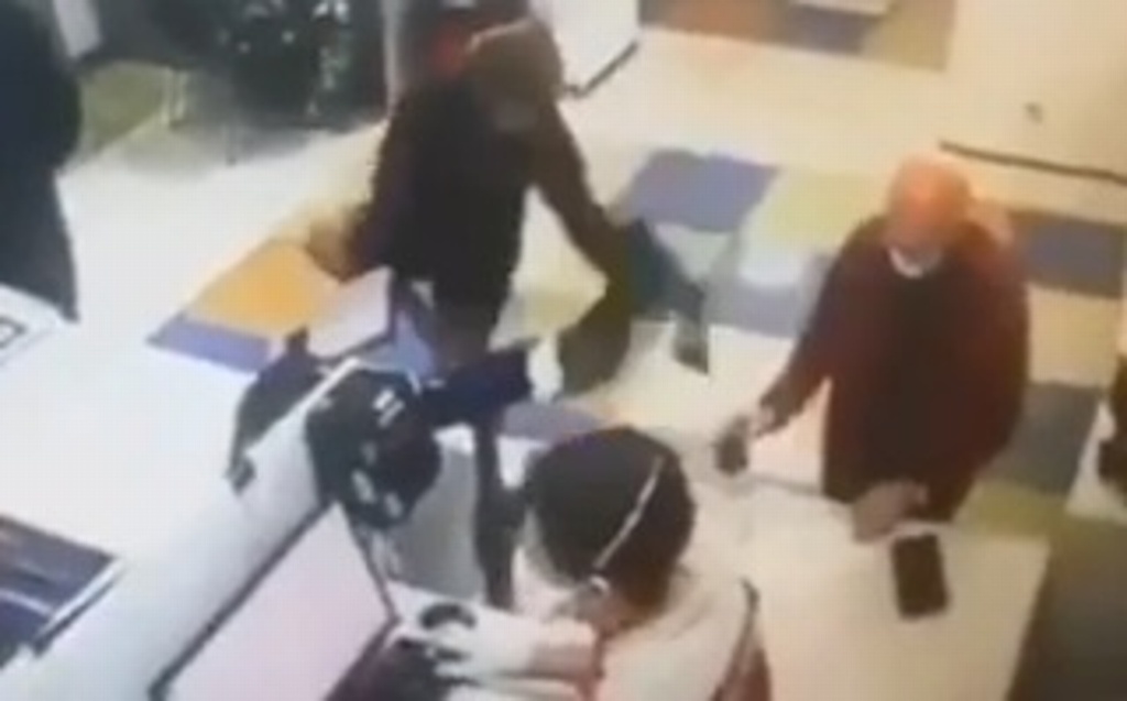Imagen Enfurecida, se quita la ropa interior y la usa como cubrebocas (+Video)