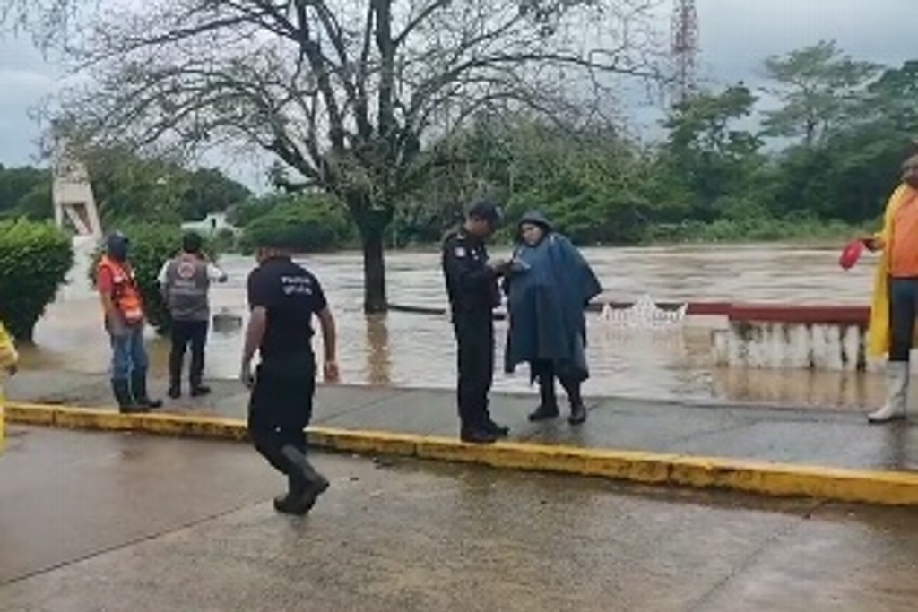 Imagen Fuertes lluvias y alza en nivel del río deja inundaciones en Agua Dulce, Veracruz