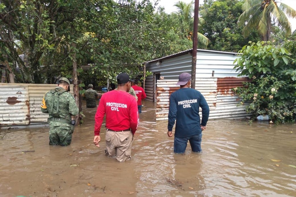 Imagen Habilitan dos refugios para afectados por inundación en Agua Dulce, Veracruz