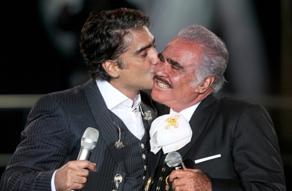 Imagen Alejandro Fernández lanza tema con mariachi junto a su padre Vicente Fernández (+video)