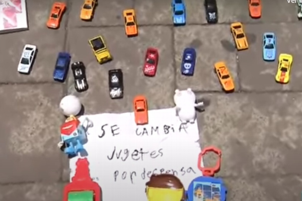 Imagen Niño cambia sus juguetes por comida y rompe en llanto (+video)