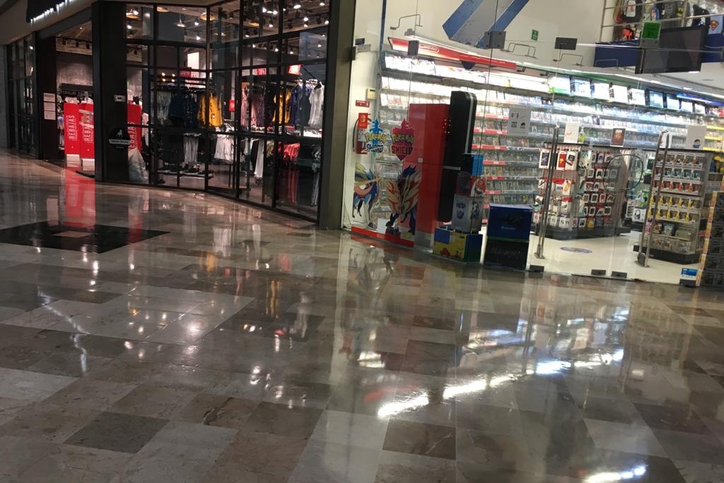 Imagen En semáforo naranja, locales de plaza Américas en Boca del Río reinician actividades