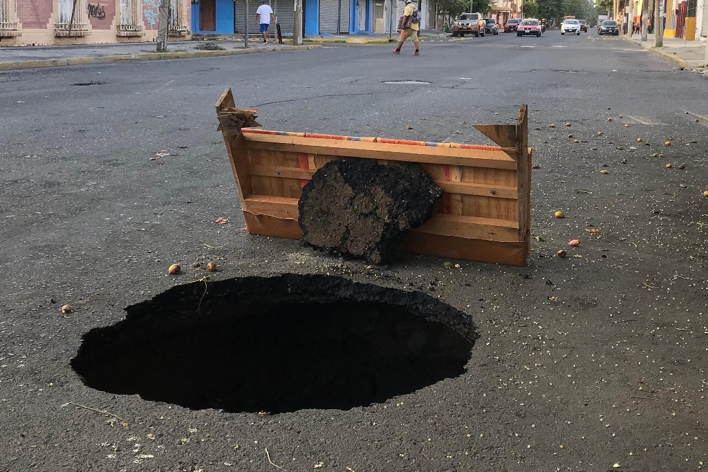 Imagen Socavón peligroso en avenida 20 de noviembre en ciudad de Veracruz