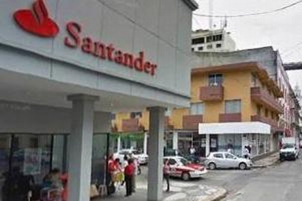 Imagen Denuncian que Santander no acepta constancia digital del INE para cobrar crédito del gobierno federal