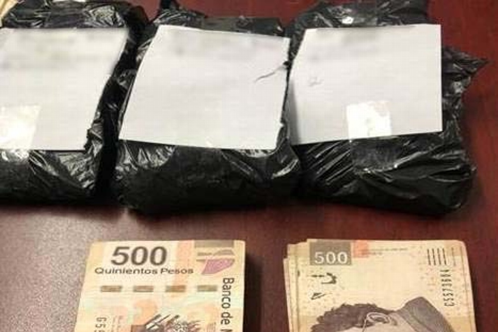 Imagen Detienen a 3 personas en posesión de 400 mil pesos en México-Querétaro