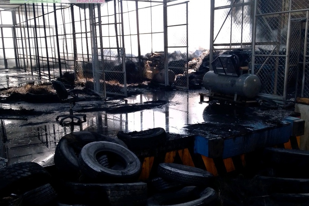 Imagen Liquidan incendio en bodega de neumáticos en Huiloapan de Cuauhtémoc, Veracruz