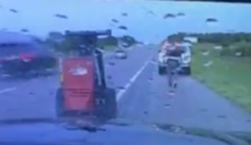 Imagen Se salva policía del impacto de un rayo cuando ayudaba a conductor (+Video)