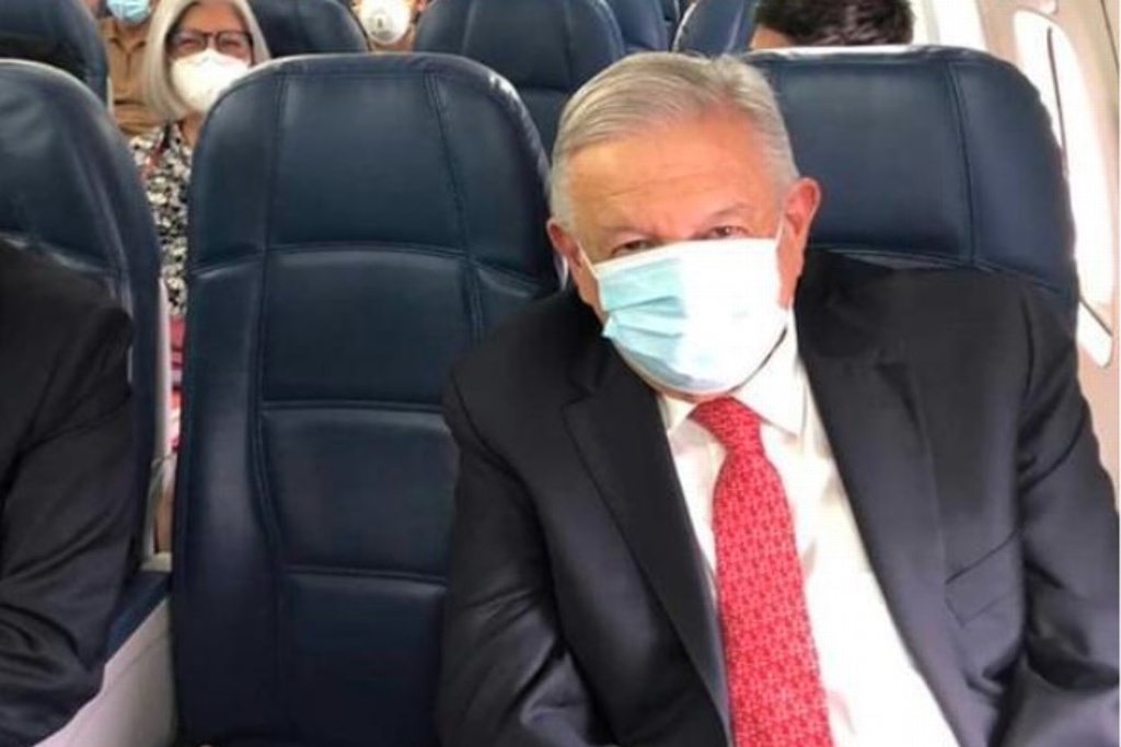 Imagen Por primera vez, AMLO usa cubrebocas mientras vuela a Washington para reunión con Trump 