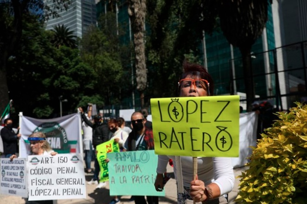 Imagen Protestan en embajada de EU en México por Visita de AMLO a Donald Trump 