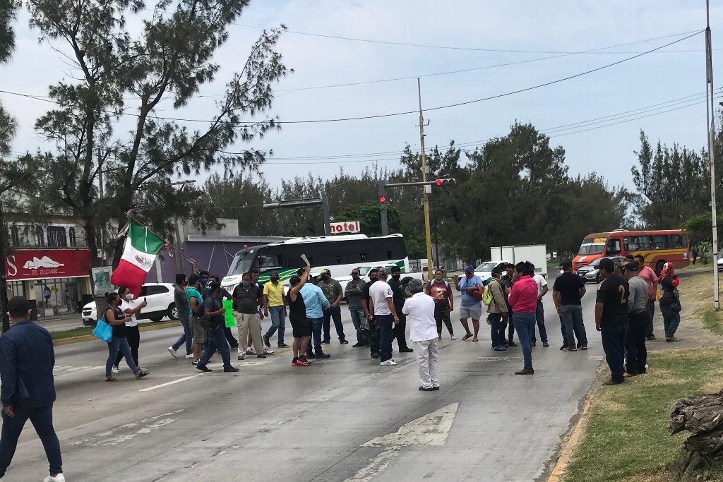 Imagen Ciudadanos bloquean avenida Rafael Cuervo, en Veracruz