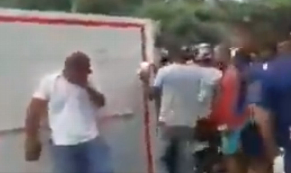 Imagen Conductor de camión volcado rompe en llanto al ver a saqueadores llevarse su mercancía (+video)