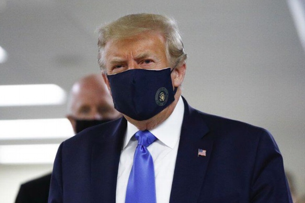 Imagen Trump usa cubrebocas por primera vez en público durante visita a centro médico