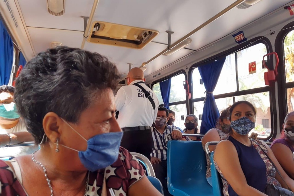 Imagen Realizan operativo para que pasajeros y choferes usen cubrebocas en transporte público en Veracruz (+video)