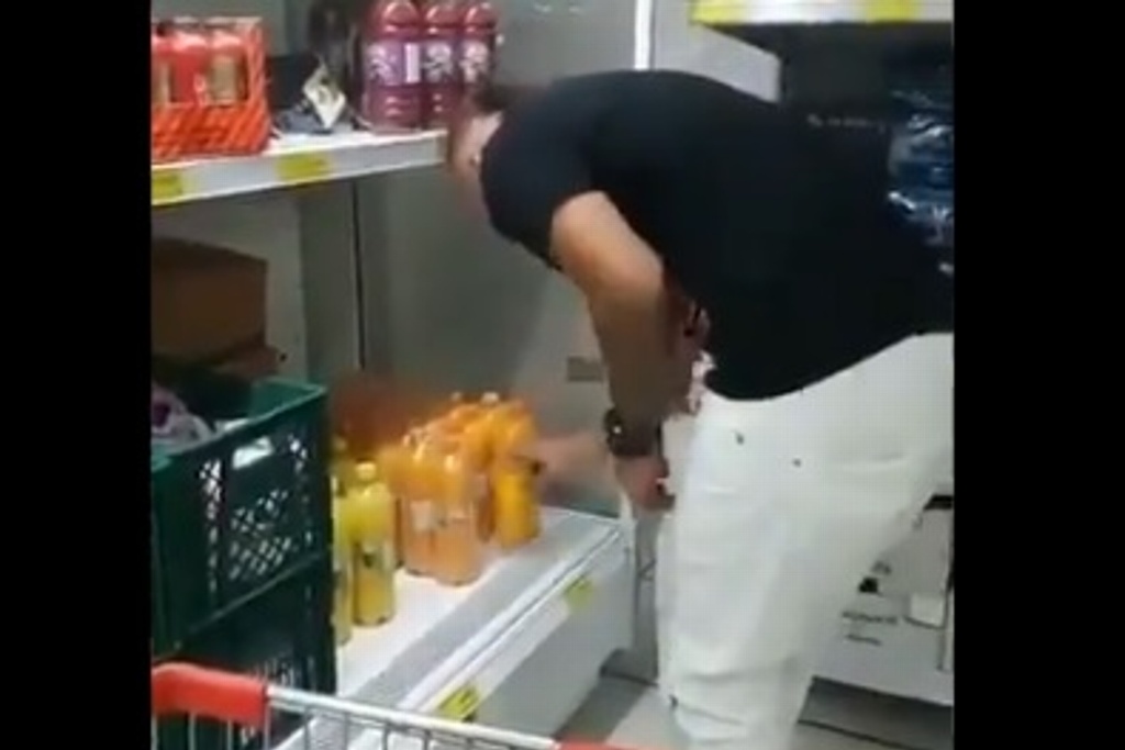 Imagen Indigna en redes hombre que prueba jugos y los vuelve a dejar en estantes de tienda (+Video)