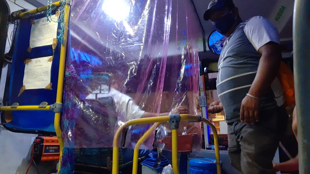 Imagen Chofer coloca cortina de plástico para protegerse del COVID-19 en Veracruz (VIDEO)
