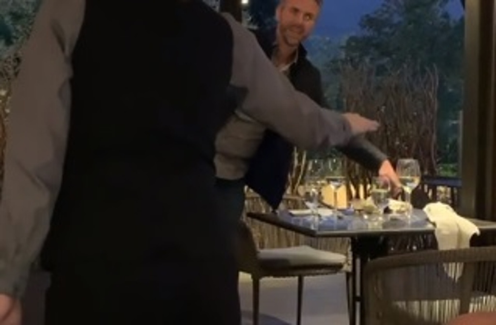 Imagen Mesera defiende a familia de racista y recibe millonaria propina (+Video)