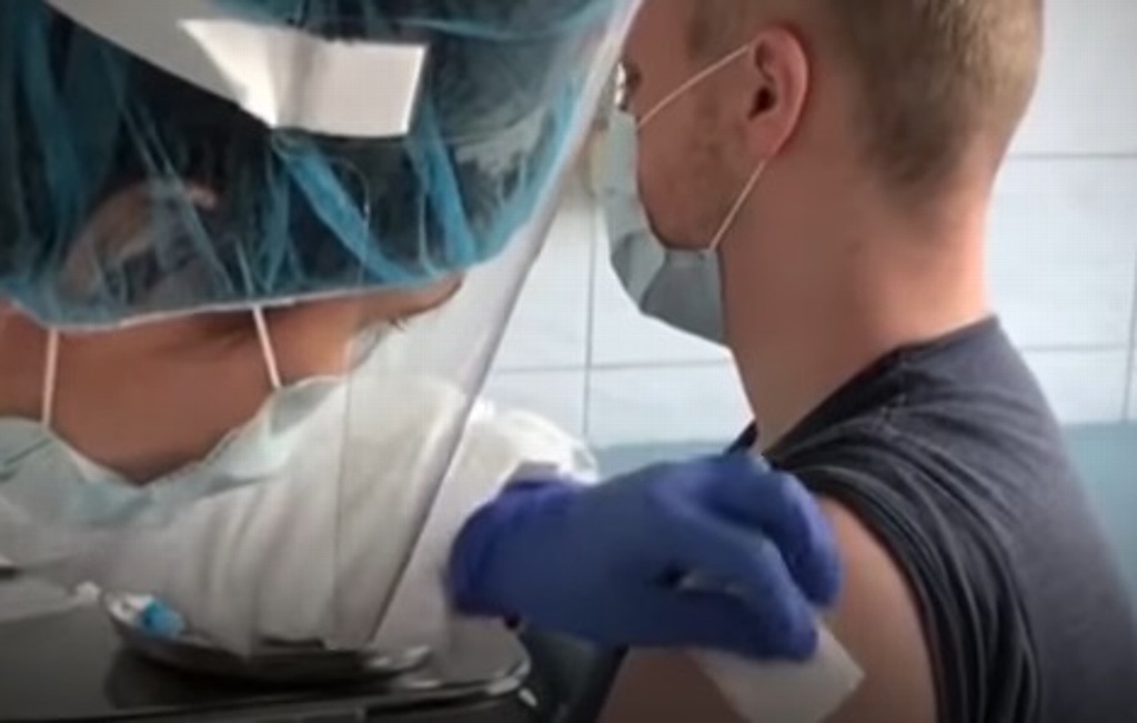 Imagen Dan de alta al primer grupo de voluntarios tras tolerar vacuna contra COVID-19 en Rusia