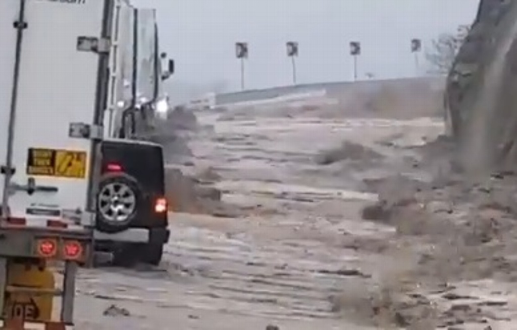 Imagen Cierran autopista Monterrey-Saltillo por deslaves (+Video)